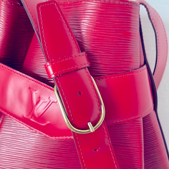 Authentic Louis Vuitton EPI Sac D’épaule Shoulder Bag Red Leather. - Picture 5 of 17